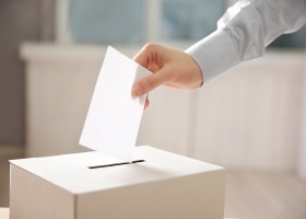 Persona introduciendo voto en la urna